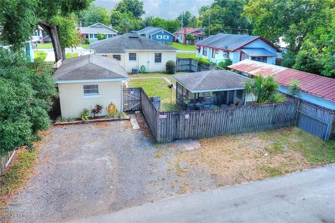 A home in LAKELAND