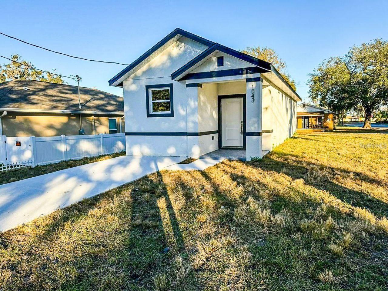 BEAUTIFUL HOUSE WITH AN AMAZING KITCHEN WITH GRANITE COUNTERTOP, APPLIANCES INCLUDED. ONE CAR GARAGE. YOU GOT TO COME AND SEE IT TODAY.