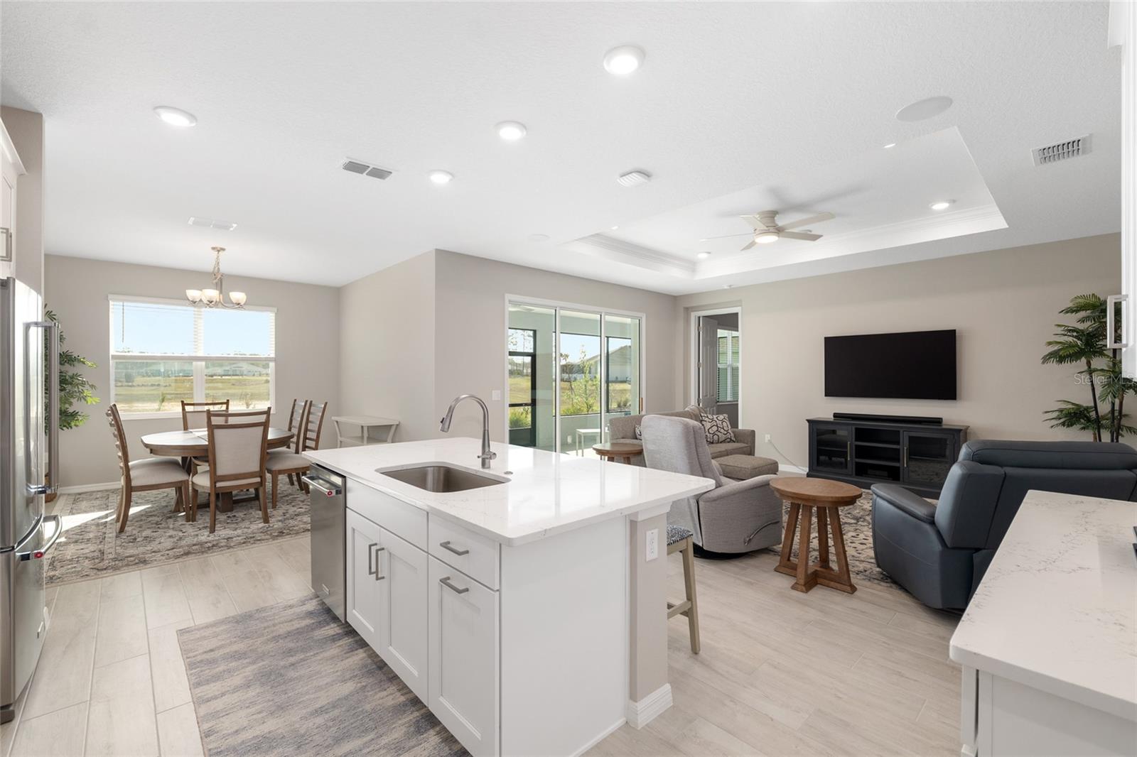 ON TOP OF THE WORLD - Residential