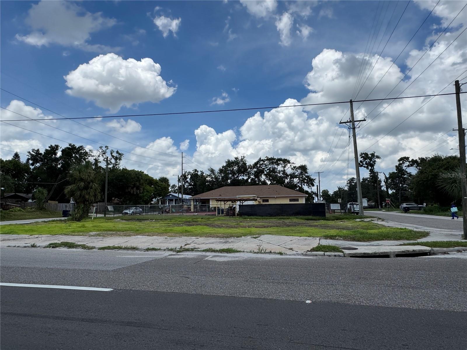 2804 E COLUMBUS DRIVE
