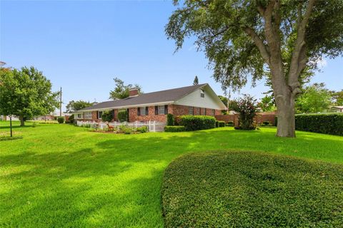 A home in WINTER HAVEN