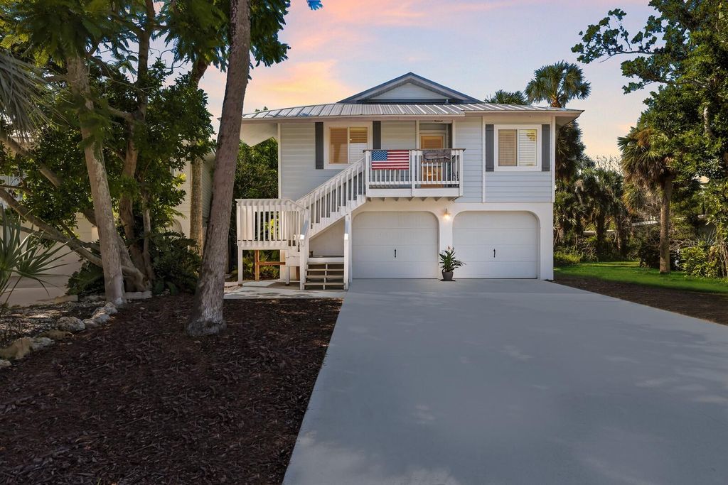 Photo of 221 Island Circle, Sarasota, FL 34242 (MLS # A4668472)