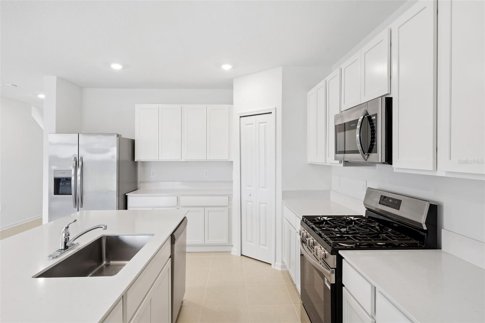 WATERSTONE 40S - Residential Lease