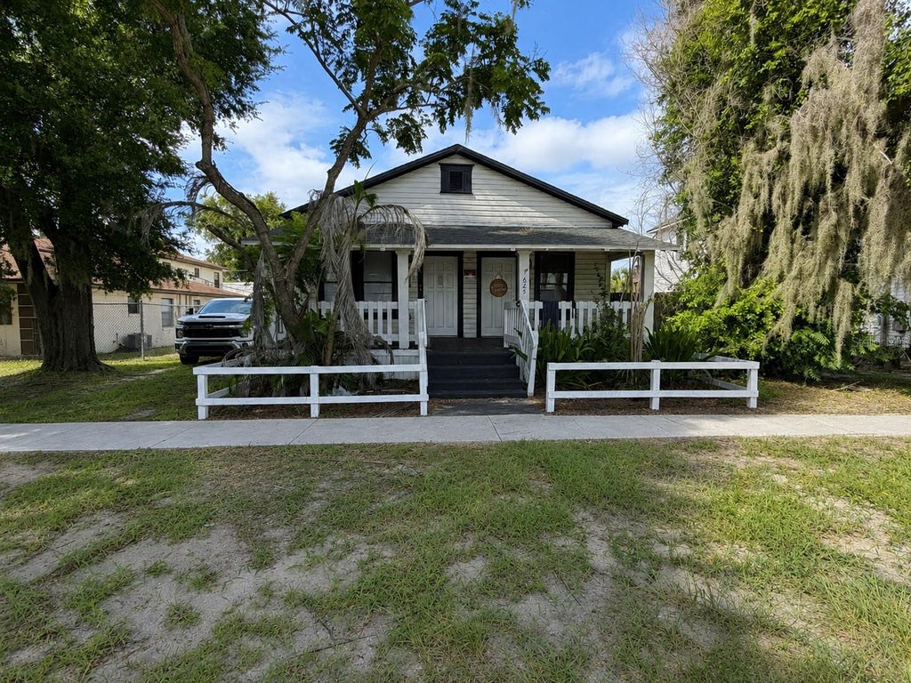 Photo of 625 Avenue B SW, Winter Haven, FL 33880 (MLS # O6439202)