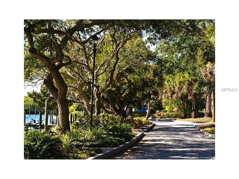 OYSTER BAY LANDINGS - Land