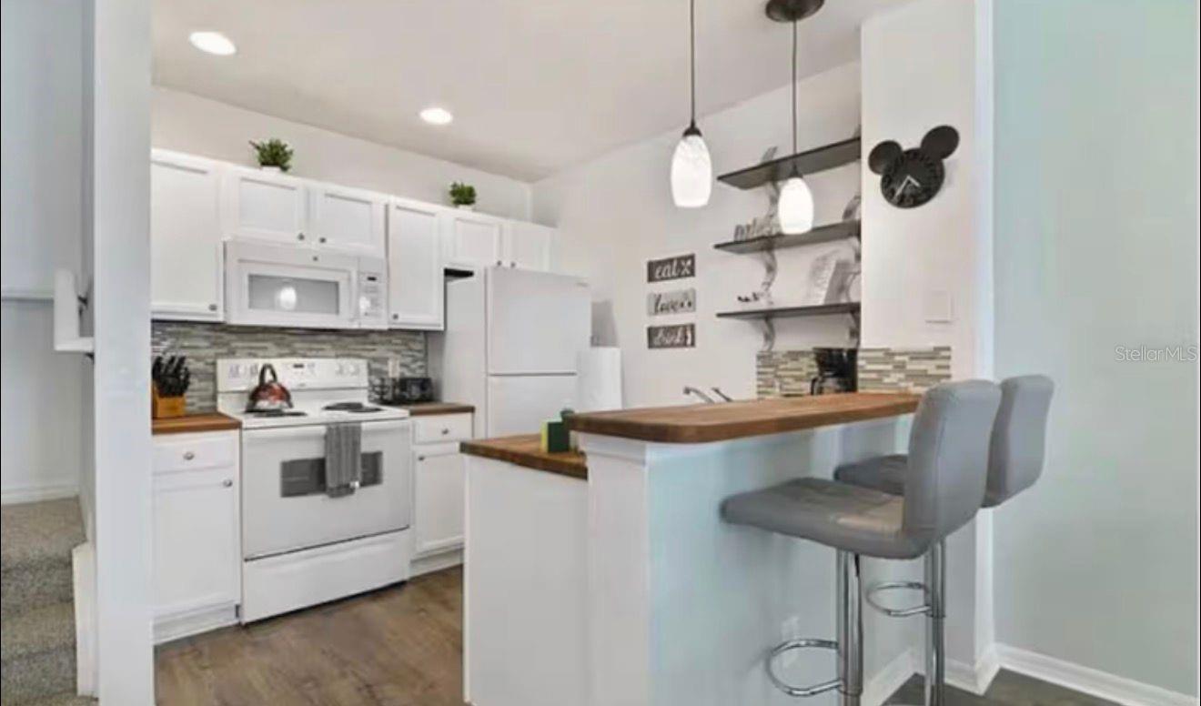 4560 E YELLOWGOLD ROAD APT 105