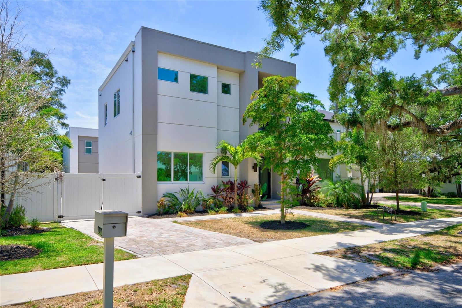2430 FLOYD STREET
