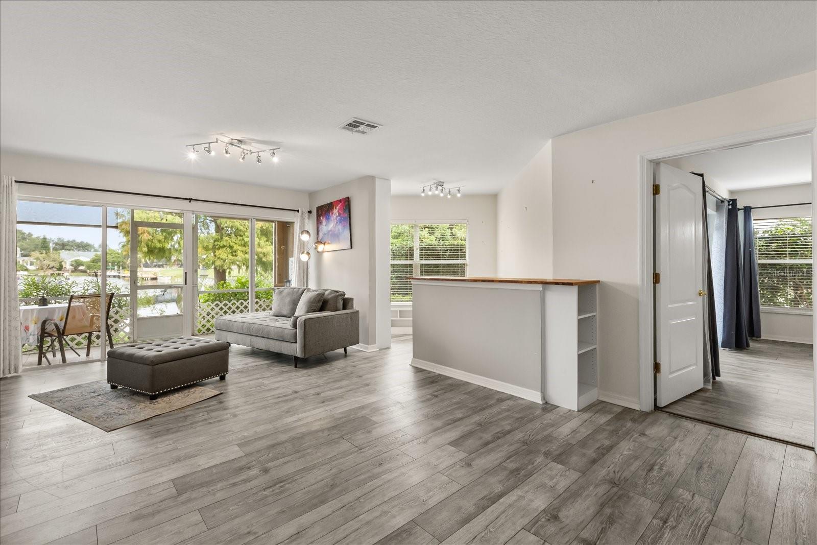 VILLAS EMERALD LAKE CONDO PH 4 - Residential