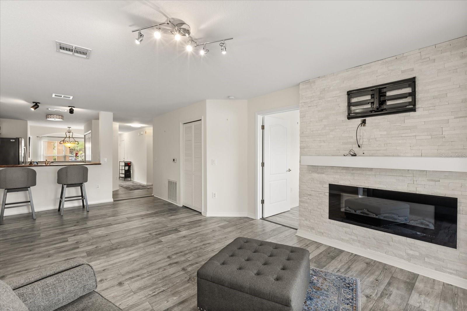 VILLAS EMERALD LAKE CONDO PH 4 - Residential