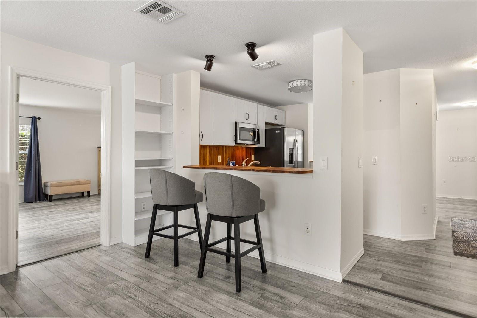 VILLAS EMERALD LAKE CONDO PH 4 - Residential