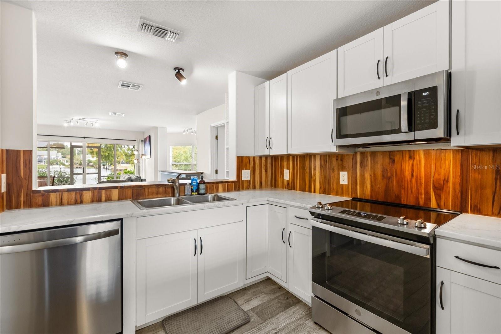 VILLAS EMERALD LAKE CONDO PH 4 - Residential