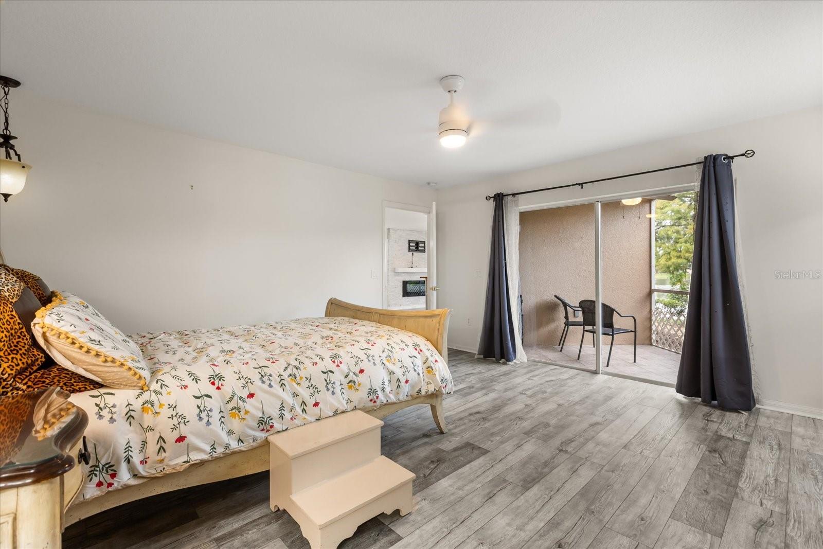 VILLAS EMERALD LAKE CONDO PH 4 - Residential