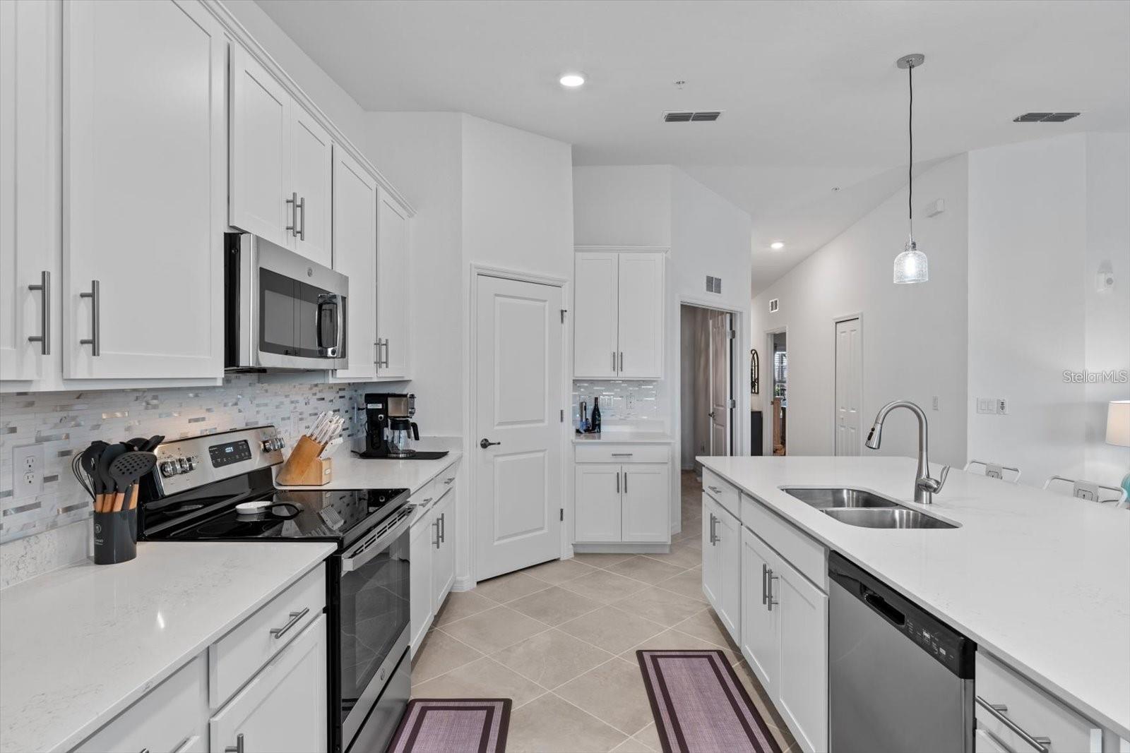 WELLEN PARK GOLF & COUNTRY CLUB - Residential Lease