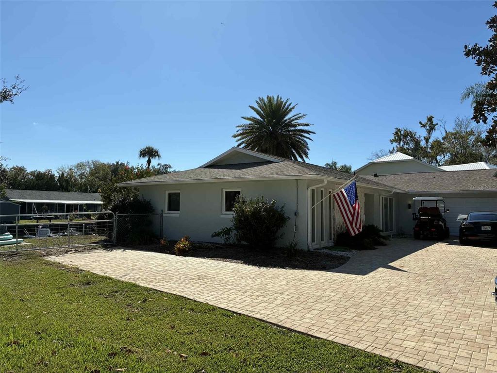 Photo of 571 NW 14th Place, Crystal River, FL 34428 (MLS # OM713511)