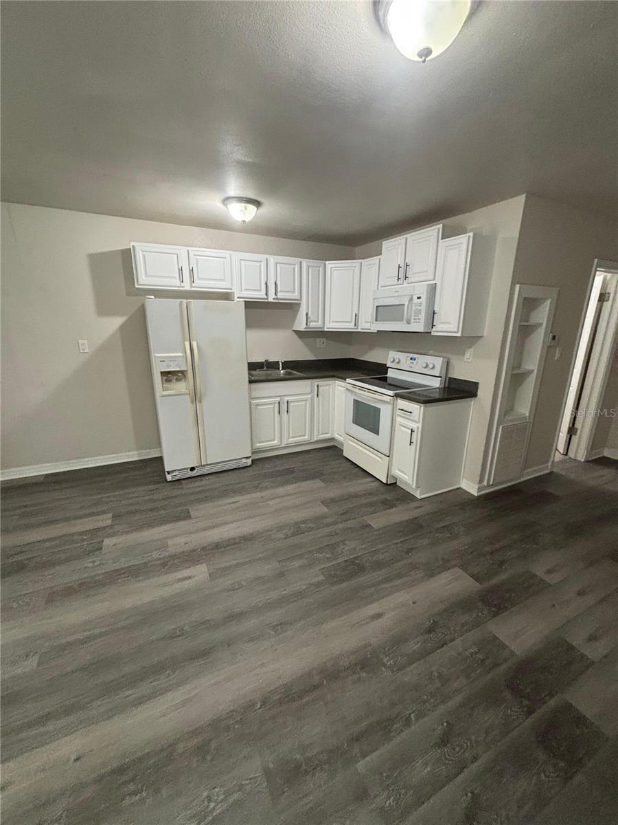 Comfortable 2 bedrooms and 1 bathroom duplex for rent. Recently remodeled and freshly painted. Conveniently located only minutes from I4, Hwy 17-92, and Hwy 436. Also, the property is well located only minutes from all mayor groceries stores, Altamonte shopping mall, Advent Health, and Sunrail train station.