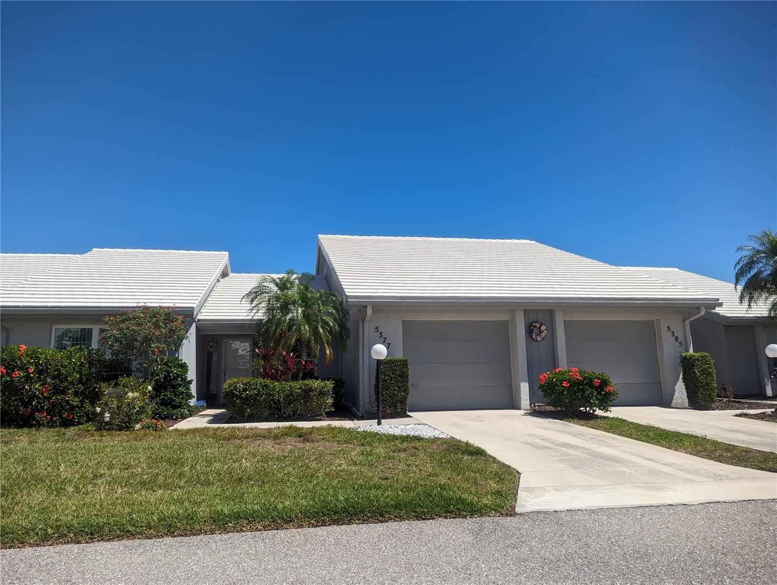 Available for the 2026 Season! Enjoy this spacious 2-bedroom, 2-bath home with a garage overlooking a peaceful lake. This beautiful property features both a family room and a living room, along with the convenience of an in-unit washer and dryer. Perfectly located near Siesta Key, shopping, dining, and easy interstate access—everything you need is just minutes away! Don’t miss out on this rarely available!