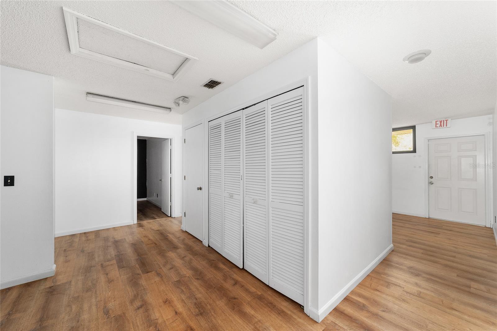 STARTING GATE OFFICE COMPLEX - Commercial Sale