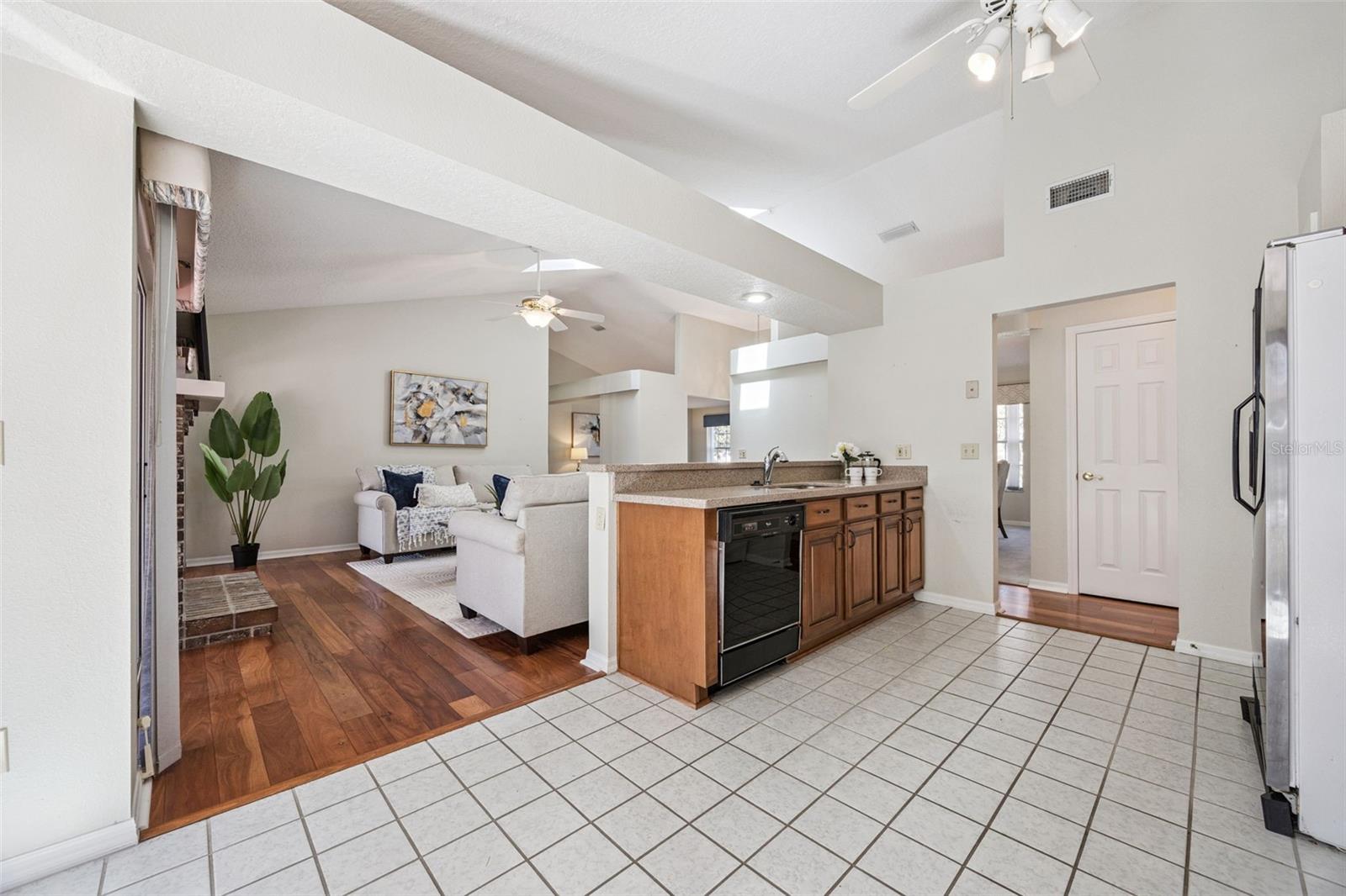 COUNTRY CLUB OAKS - Residential