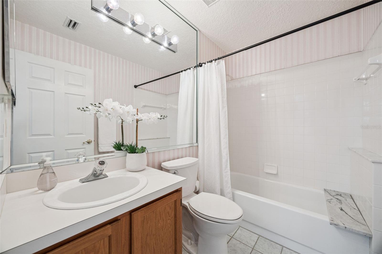 COUNTRY CLUB OAKS - Residential