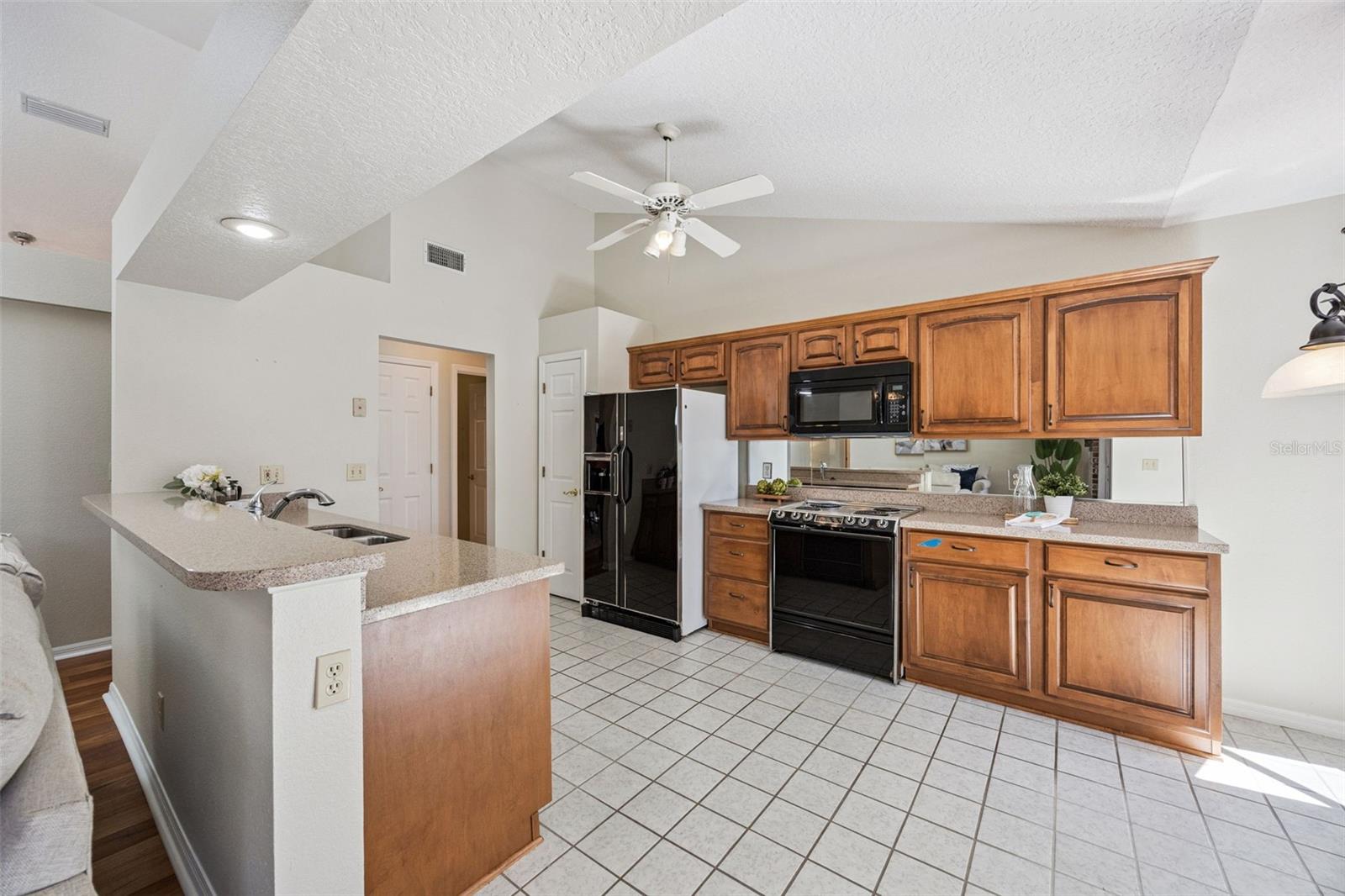 COUNTRY CLUB OAKS - Residential