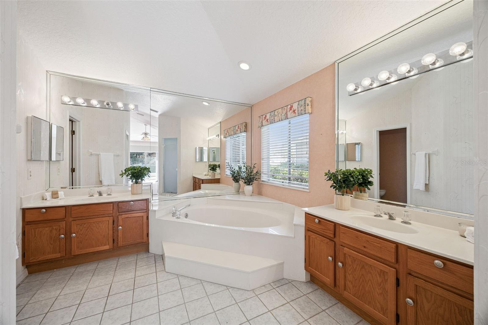 COUNTRY CLUB OAKS - Residential