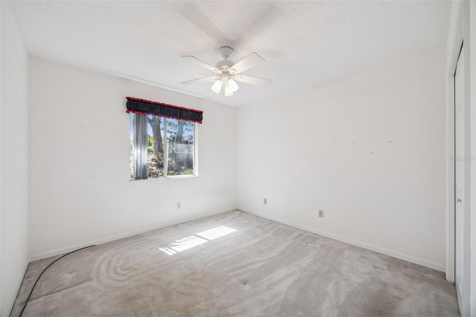 COUNTRY CLUB OAKS - Residential