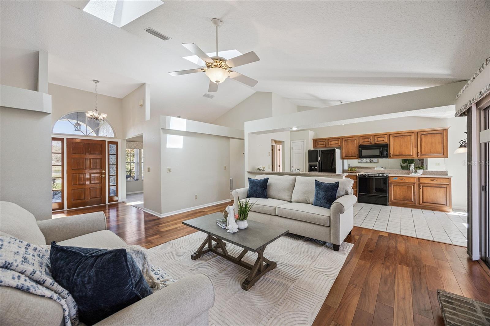 COUNTRY CLUB OAKS - Residential