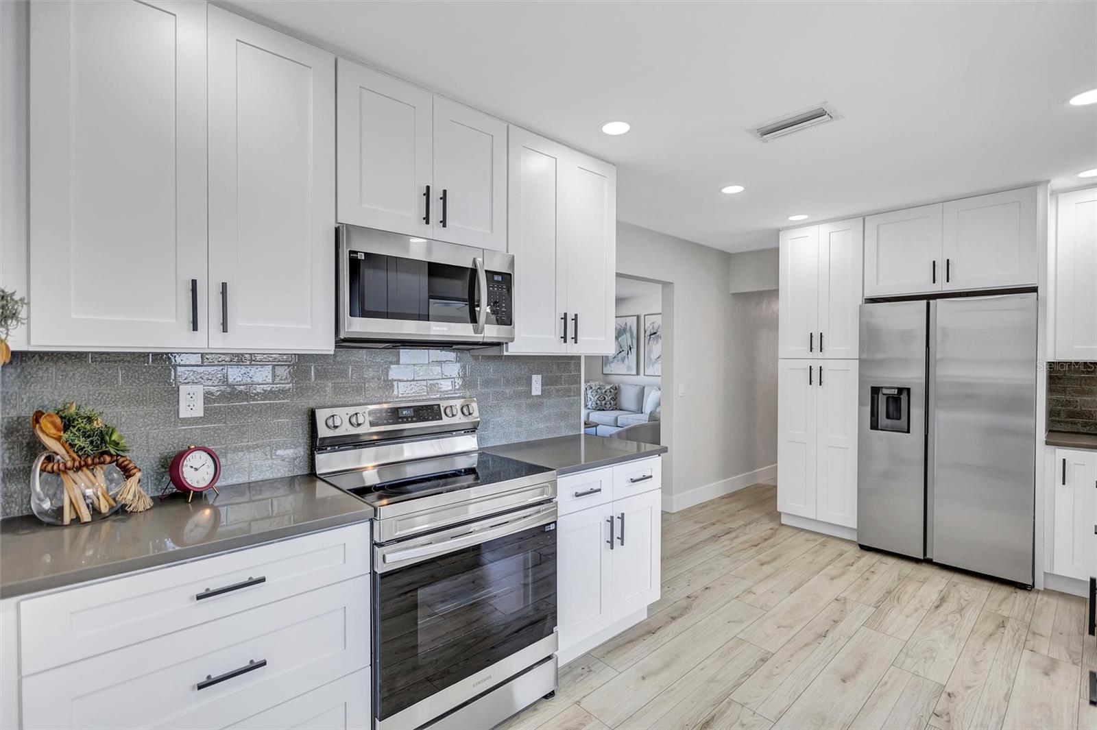 BAYOU HEIGHTS HANLONS - Residential