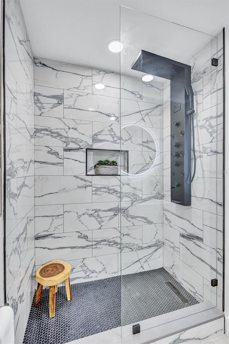 BAYOU HEIGHTS HANLONS - Residential