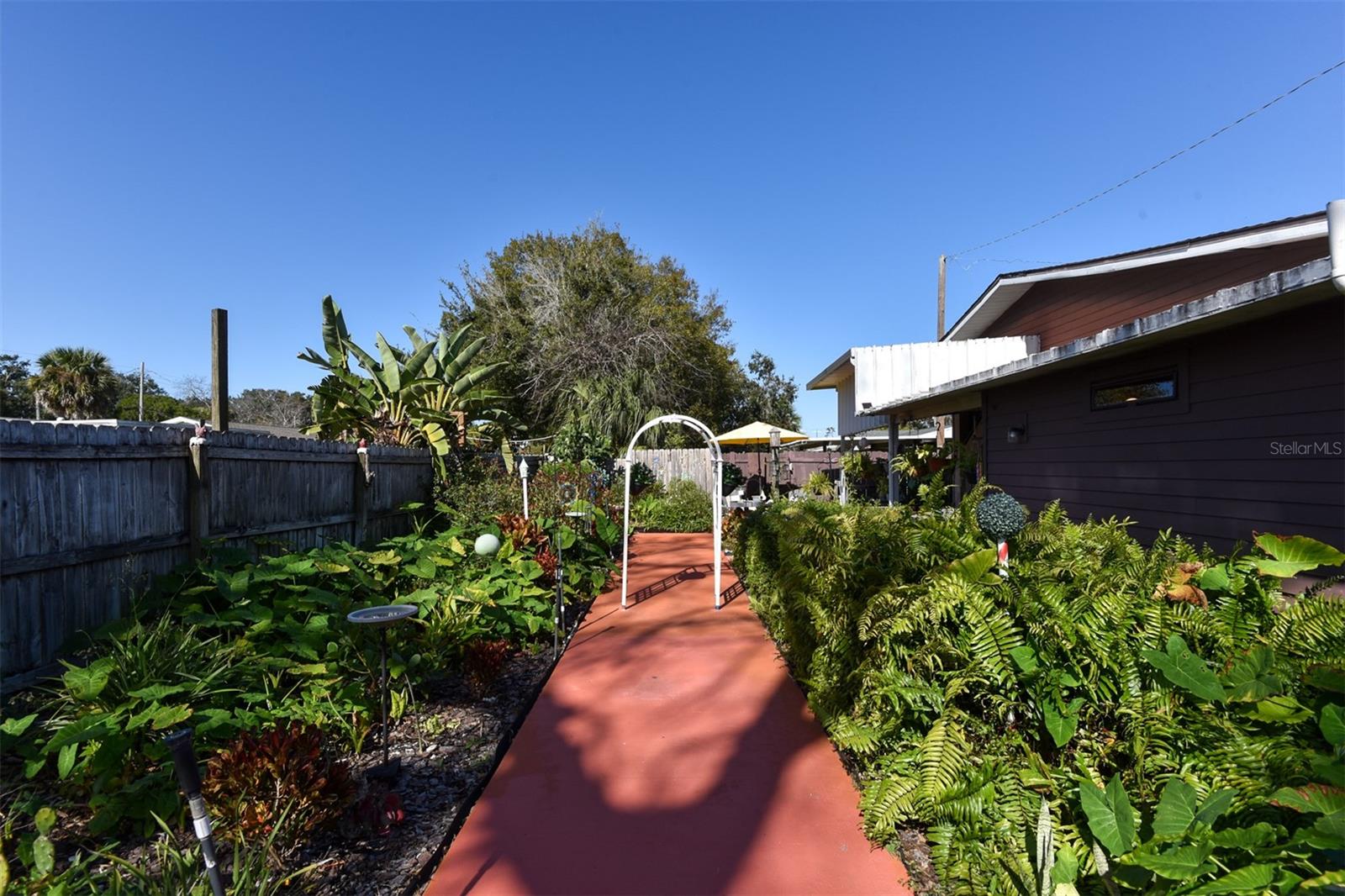 FLOMICH GARDEN SEC/HOLLY HILL HEIGHTS - Residential