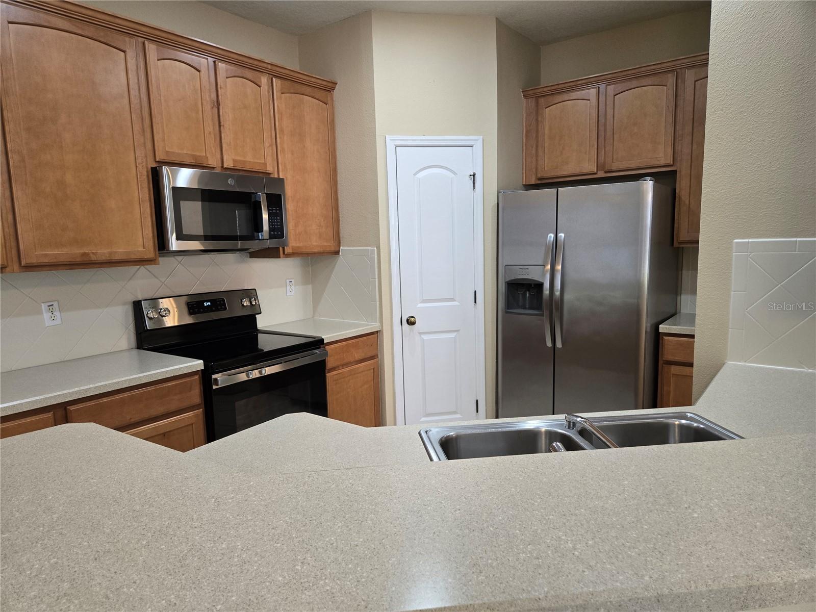 6752 EAGLE FEATHER DRIVE