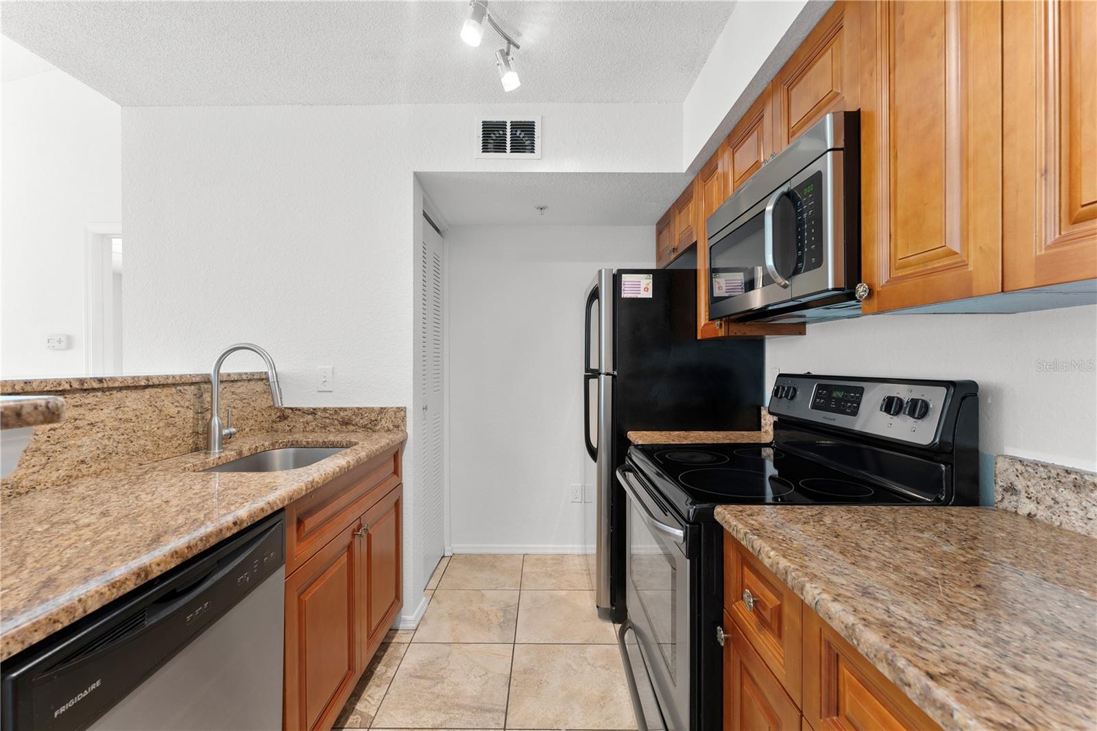 VILLAS DEL SOL AT KISS CONDO - Residential Lease