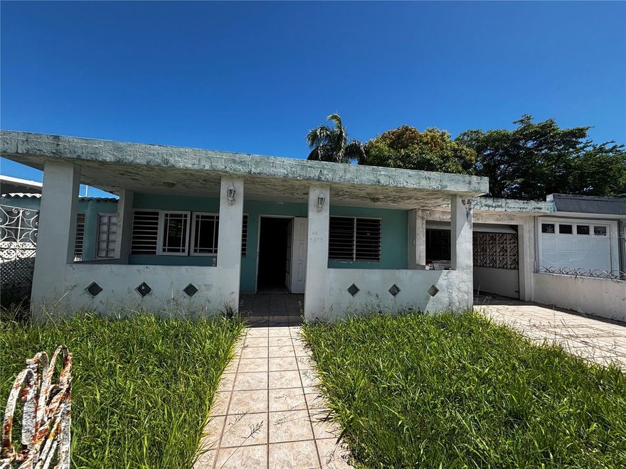 Property for sale in the Vistamar neighborhood in Carolina, ideally located just 10 minutes from Luis Muñoz Marín International Airport. The home needs some improvements but offers great potential with 4 bedrooms, 2 bathrooms, living room, dining room, kitchen, laundry area, and carport, providing a spacious and functional layout for the whole family. Perfect for either living or investment purposes, it also holds strong potential as an Airbnb property due to its proximity to tourist areas, beaches, shopping centers, and main highways. Don’t miss this great opportunity in one of the most convenient areas of the metropolitan region!