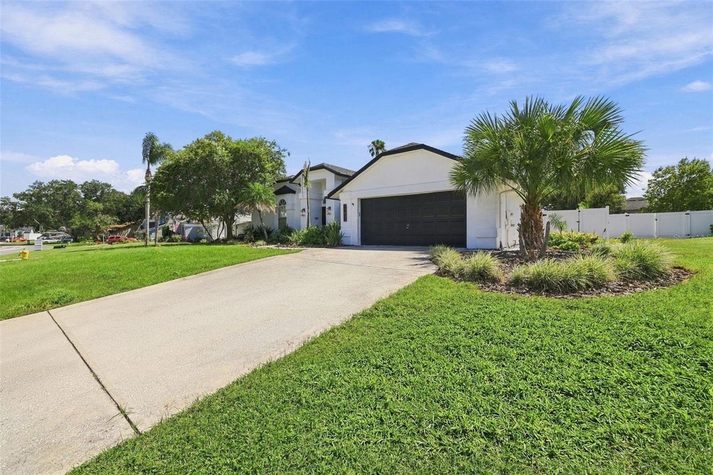 Photo of 2722 Buckhorn Oaks Dr, Valrico, FL 33594 (MLS # TB8549570)