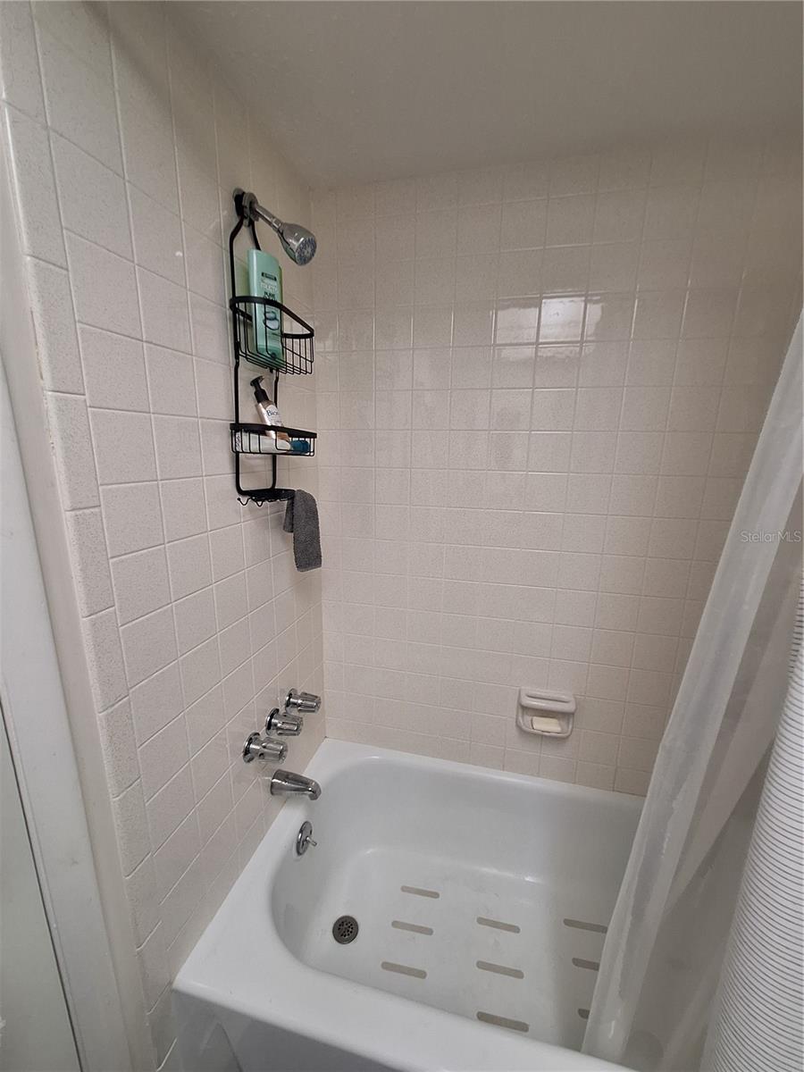 HOLIDAY APTS - Residential Lease