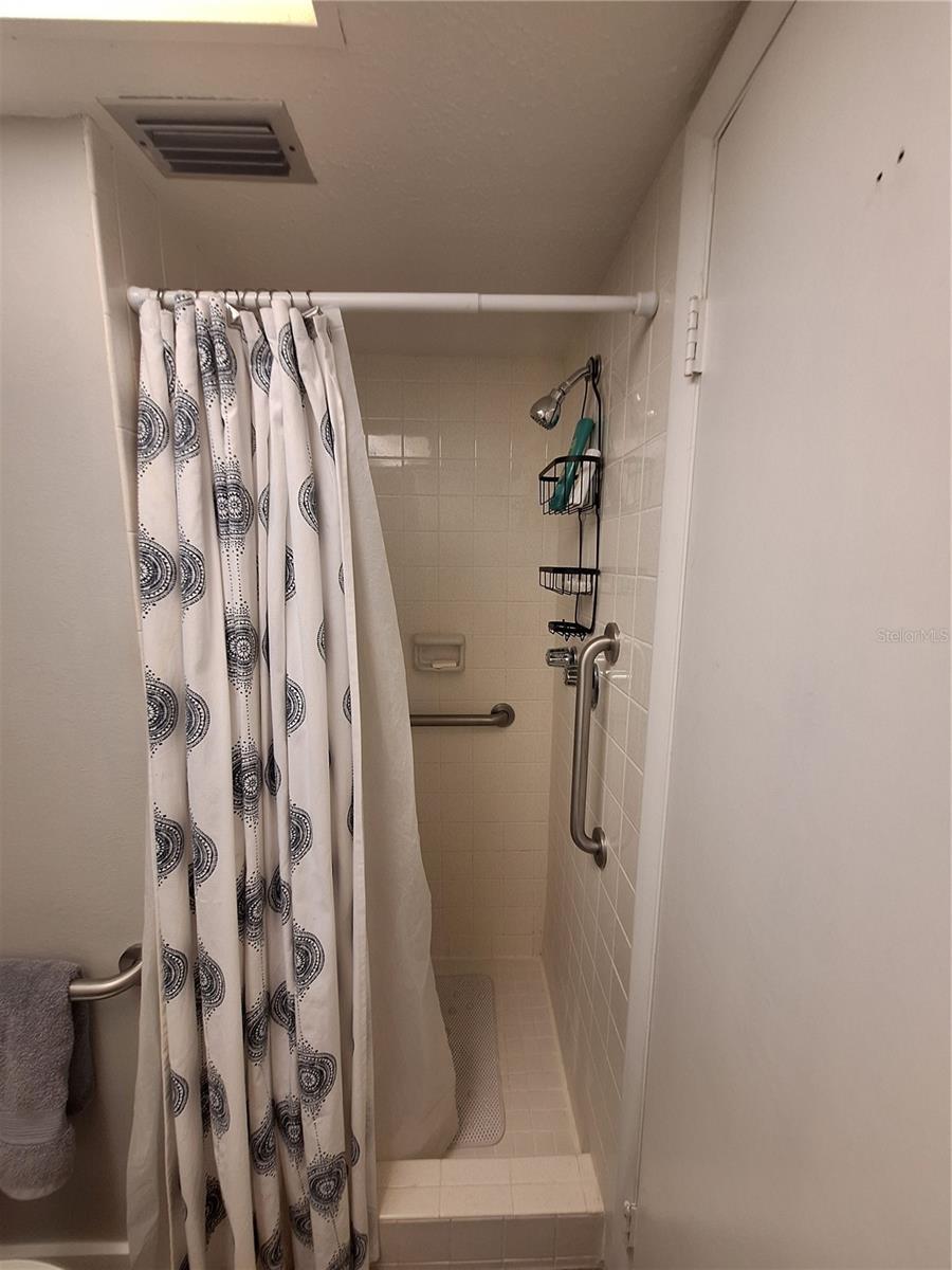 HOLIDAY APTS - Residential Lease