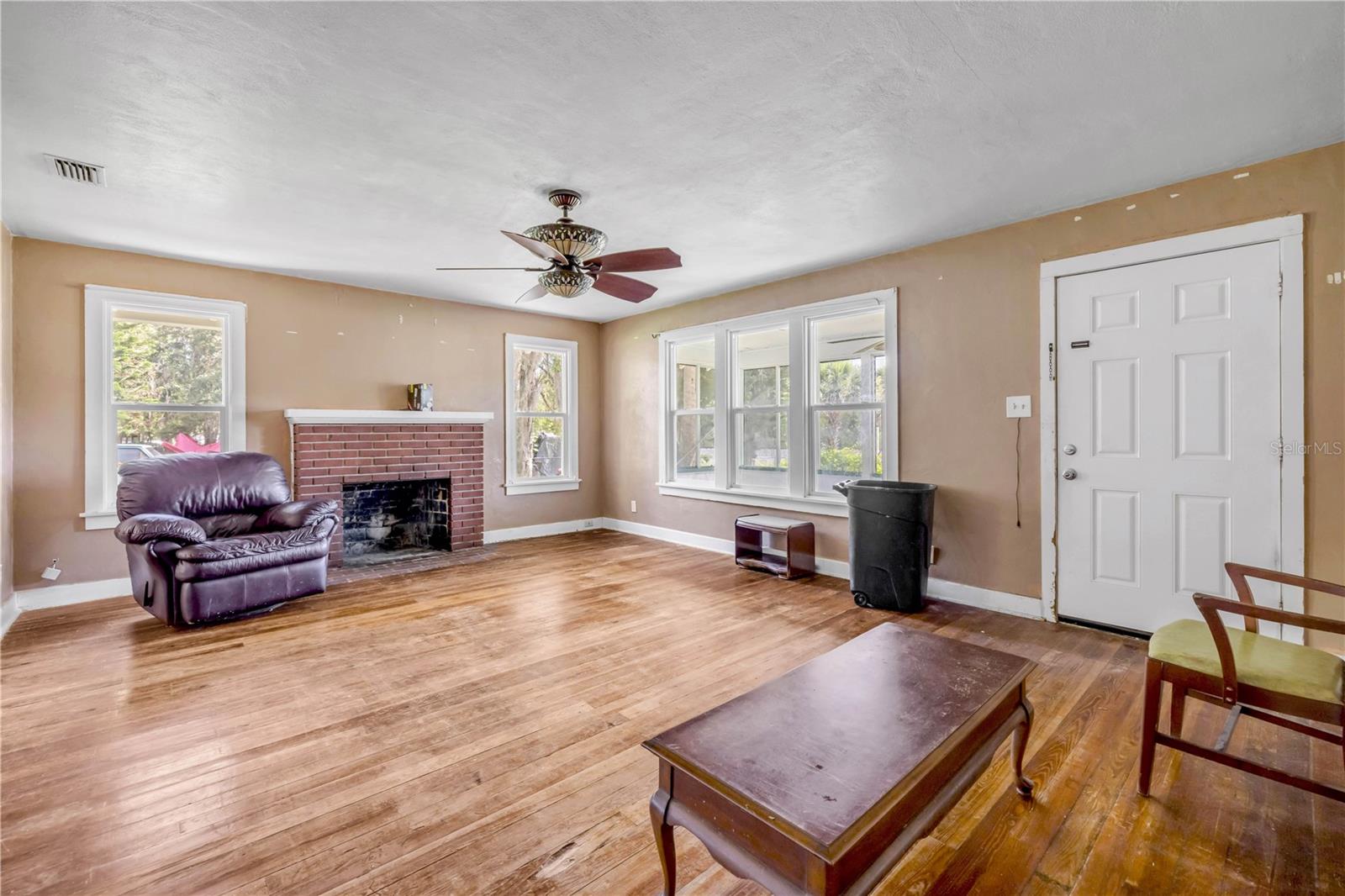102 N BROOKS CIRCLE