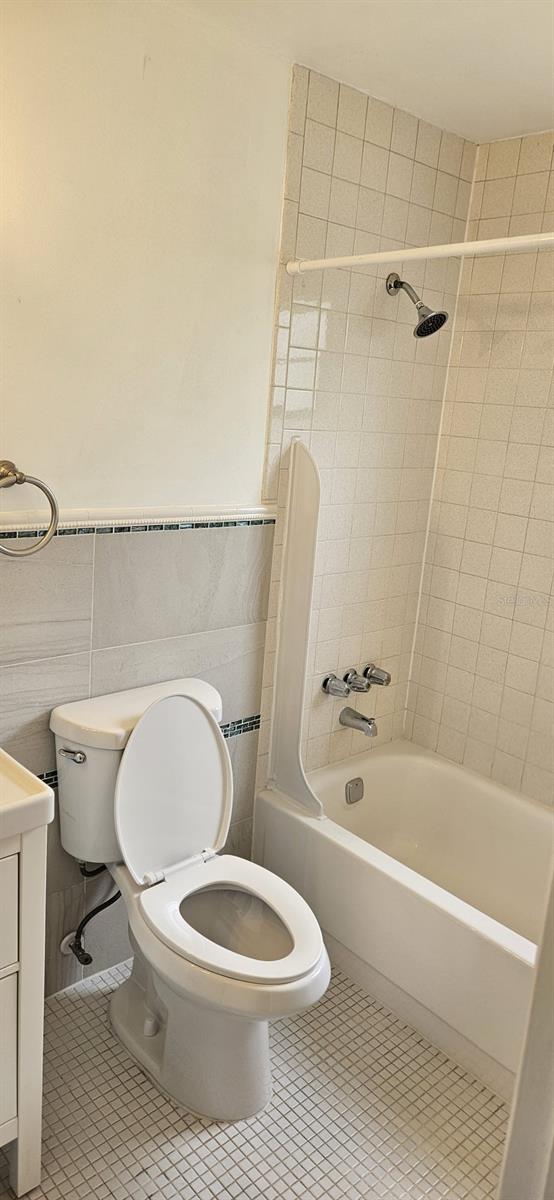 Amazing Starter Home in Ocala!
This charming unit is perfect for up to 2 adults or an adult with 1 child. Conveniently located close to schools and Downtown Ocala, it offers both comfort and accessibility. Spacious front porch for relaxing evenings. Updated bathroom with modern finishes. Fully equipped with all appliances, including washer and dryer
Don’t miss this opportunity—call us today to schedule your showing!