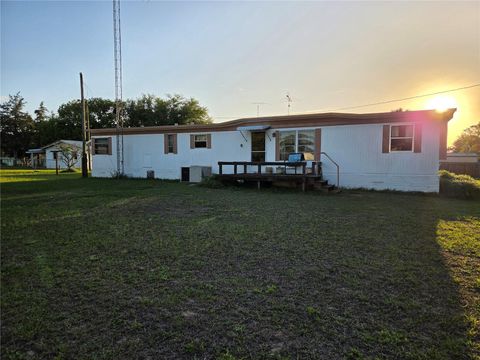 Photo of 17420 SE 36th Lane, Ocklawaha, FL 32179 (MLS # OM722581)