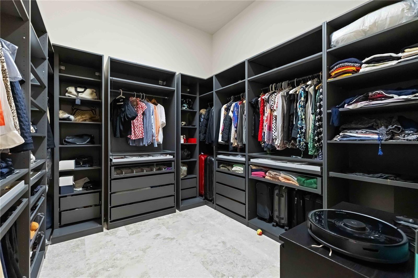 FOUNDERS CLUB - Residential