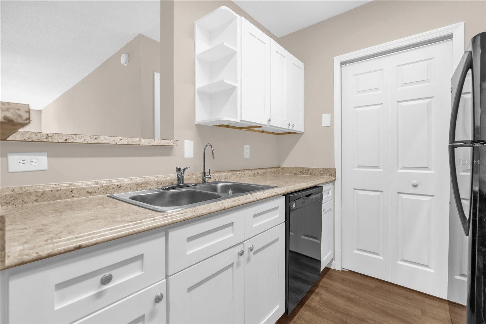 SUNSET LAKE - Residential