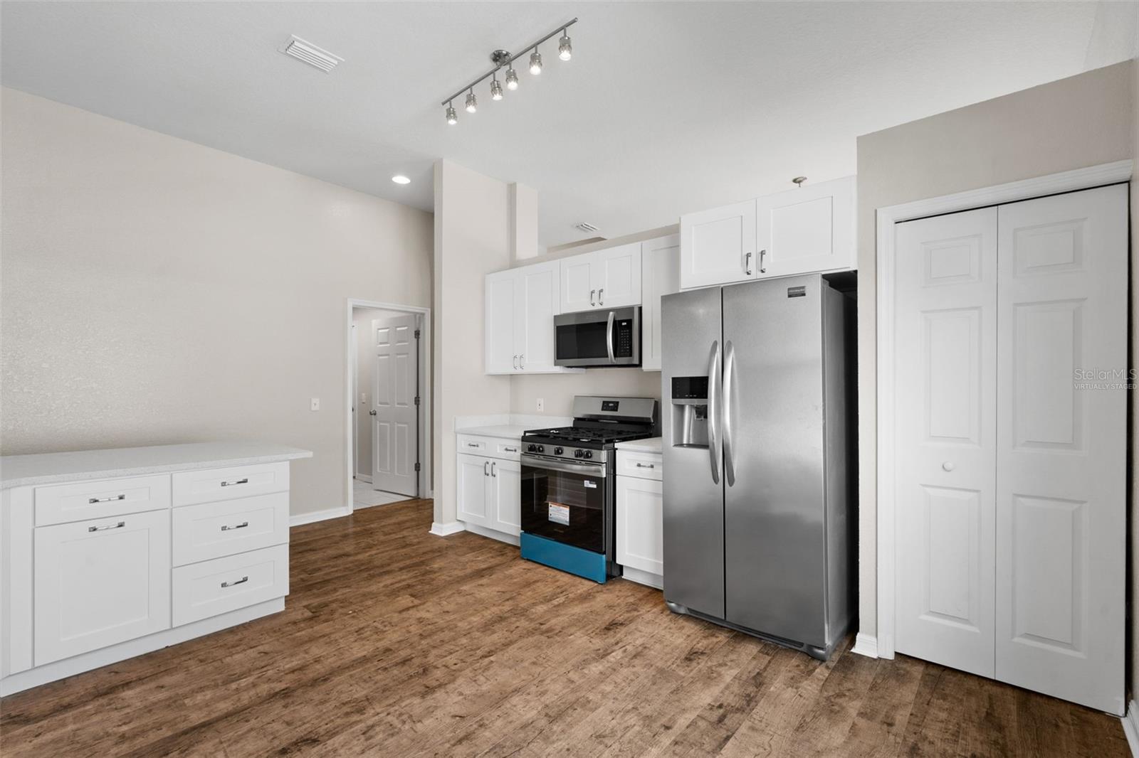 LAKEVIEW VILLAGE SEC H UNI - Residential