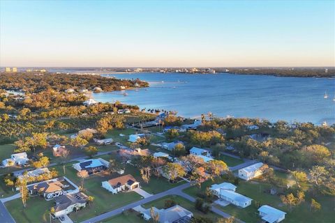 A home in PALMETTO