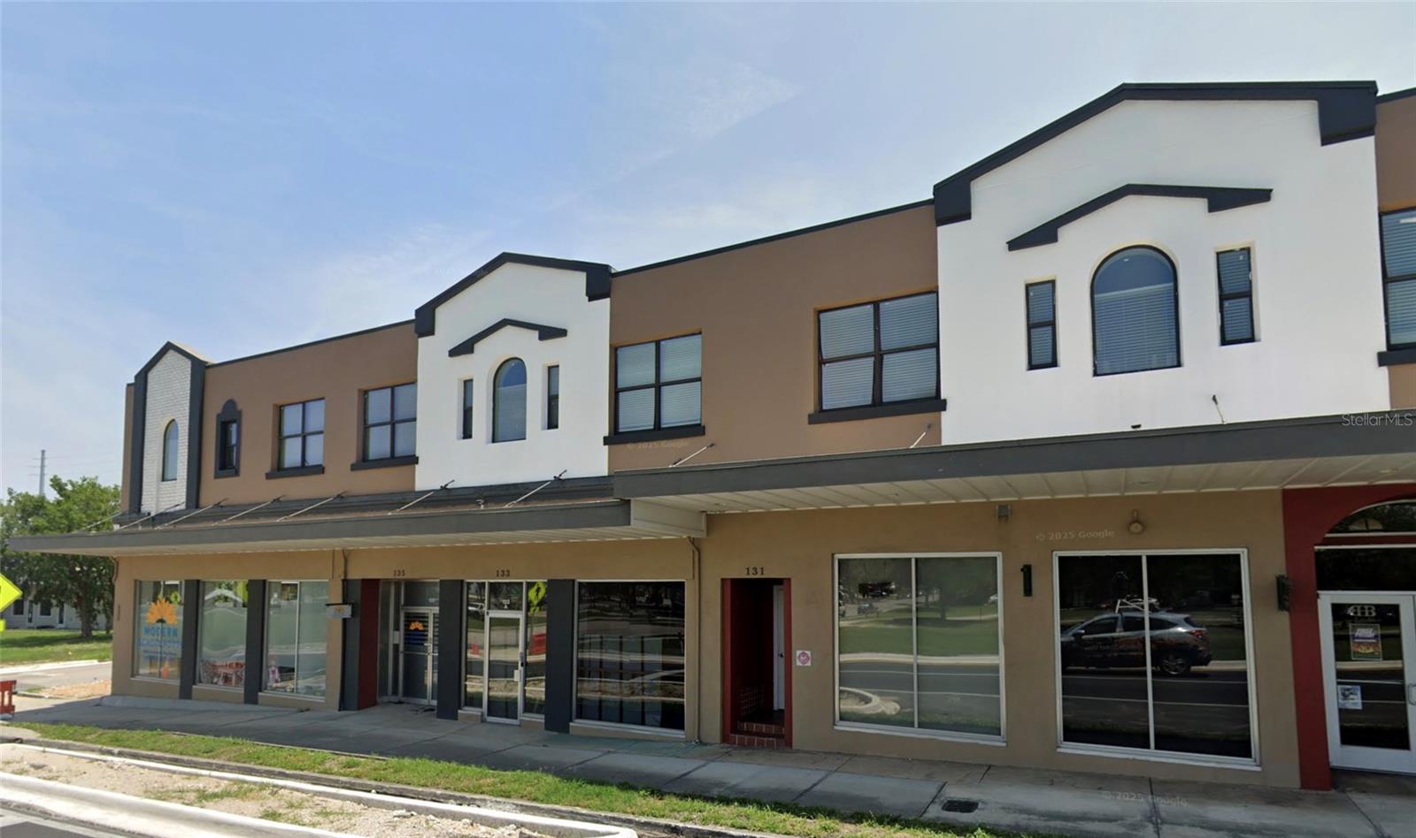 Charming 1-bedroom, 1-bathroom apartment located on the upper floor in the heart of Downtown Eustis. Just a 5-minute walk from shops and restaurants, this apartment boasts original wood flooring, a full kitchen, and ample natural lighting. On-site laundry is available for your convenience.
Features:
- Full kitchen with fridge, stove, and dishwasher
- Original wood flooring
- Abundant natural lighting
- Laundry on-site