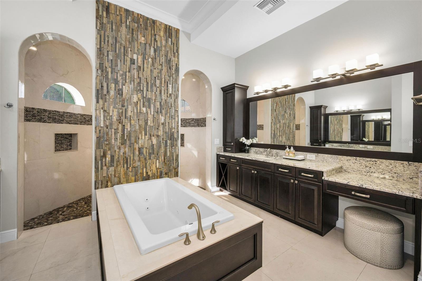 CHAMPIONS CLUB - Residential