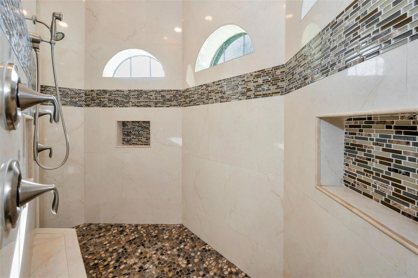 CHAMPIONS CLUB - Residential