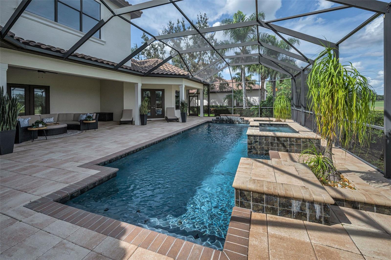 CHAMPIONS CLUB - Residential