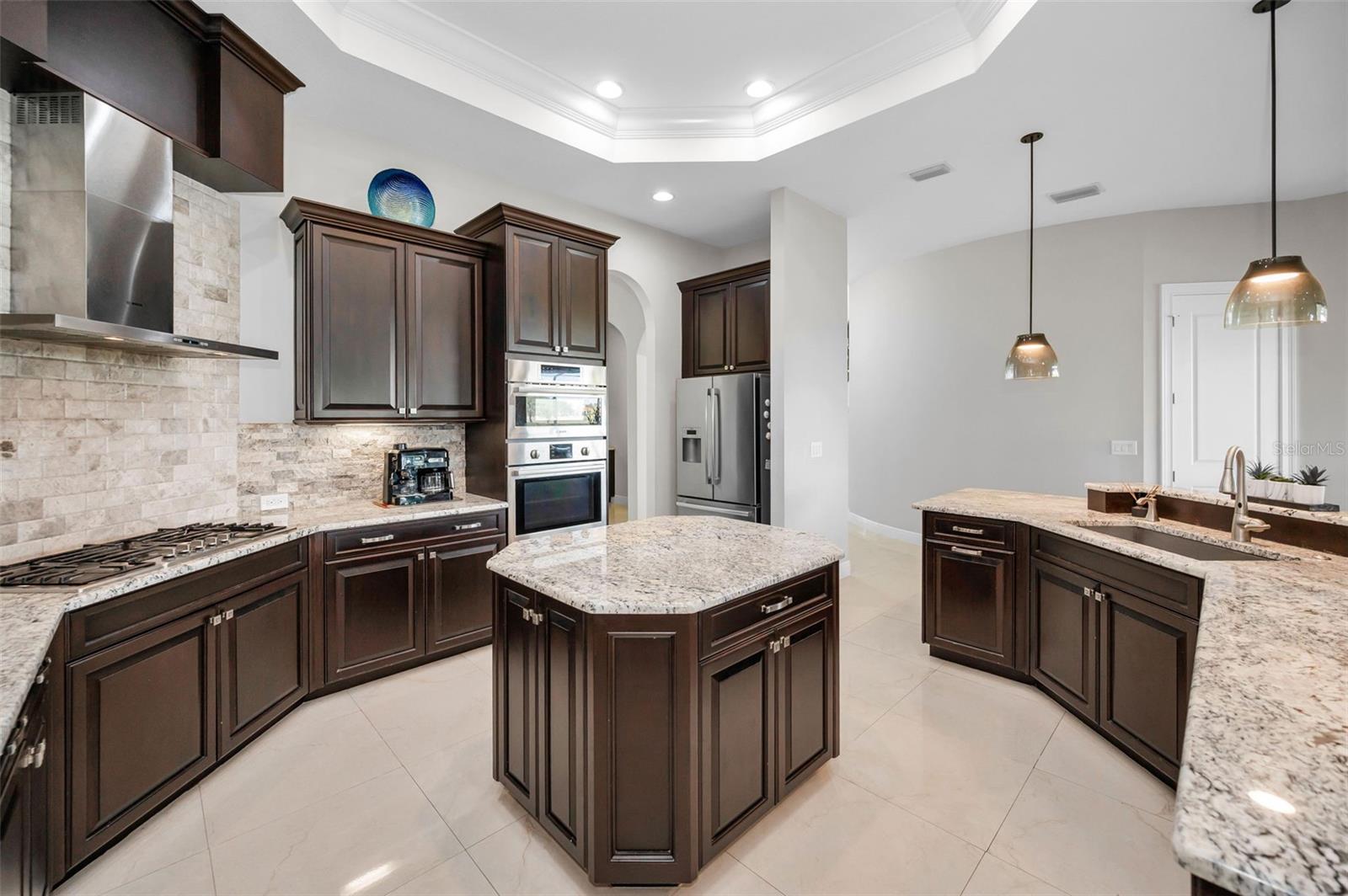 CHAMPIONS CLUB - Residential