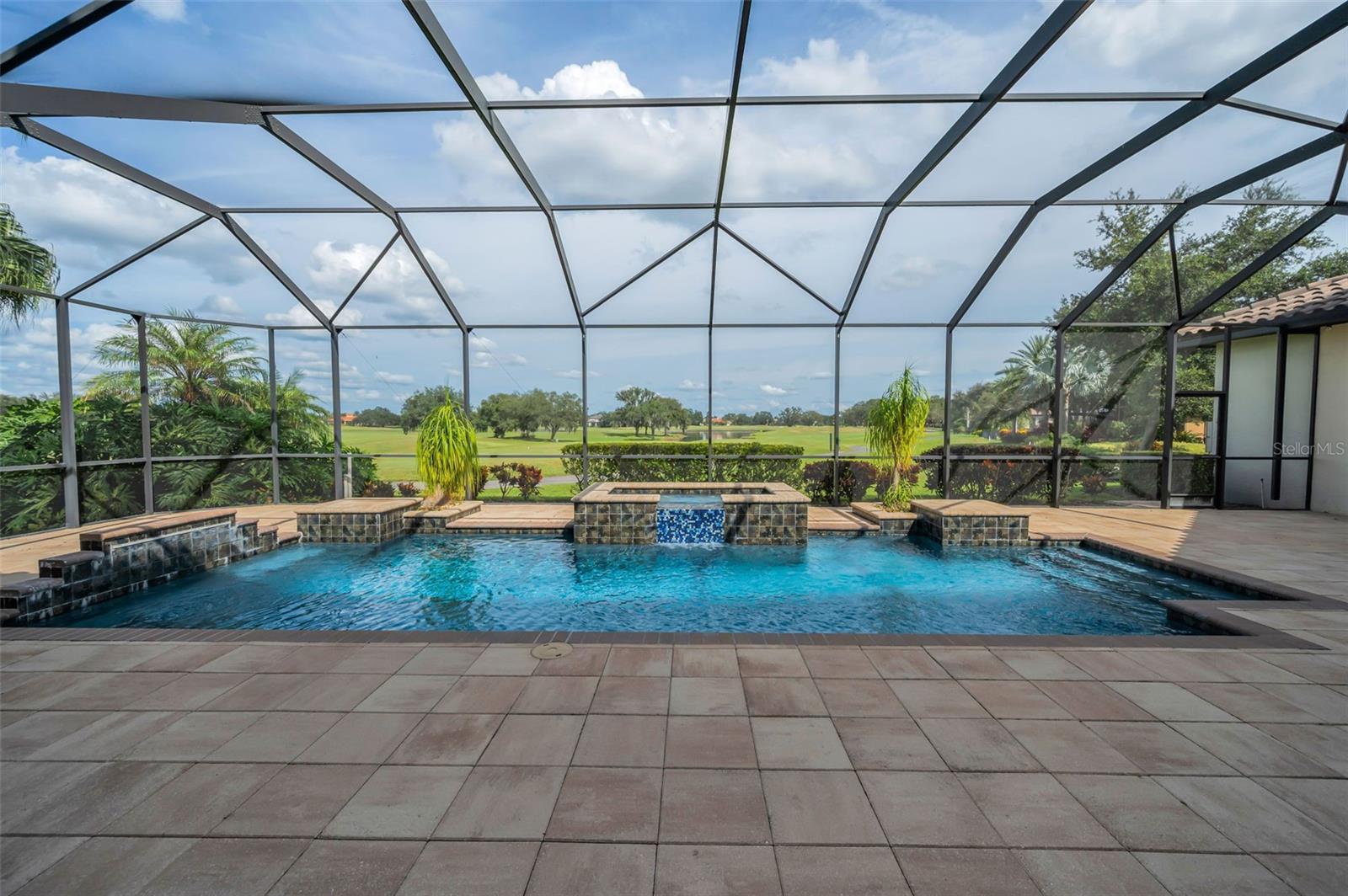 CHAMPIONS CLUB - Residential