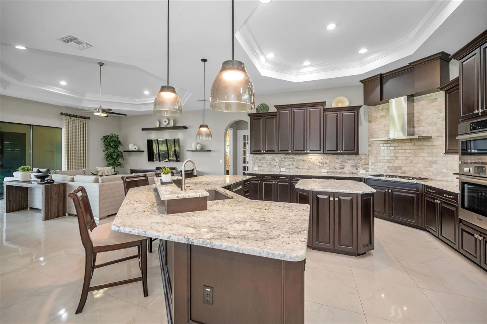 CHAMPIONS CLUB - Residential